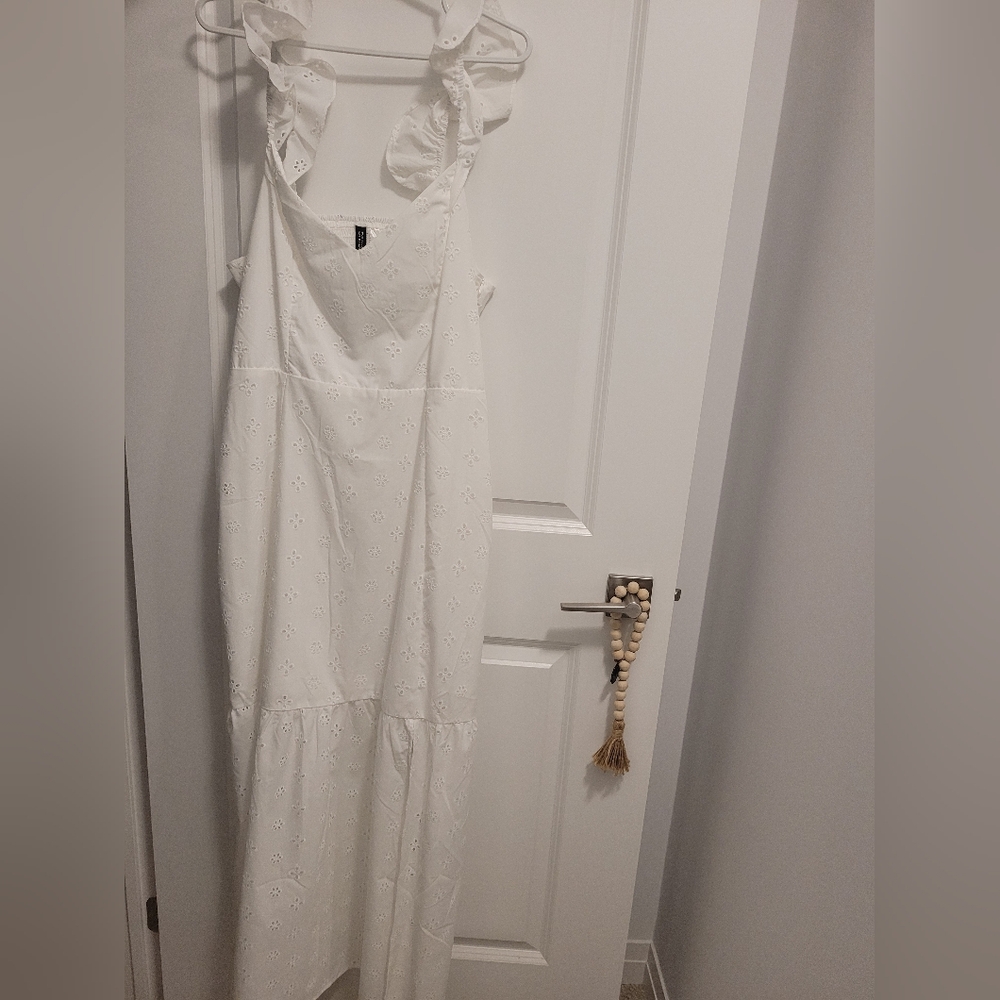 Elegant White Sleeveless Dress